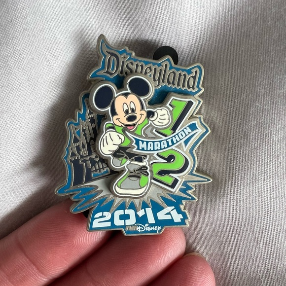 Disneyland 2014 half marathon official trading pin in pristine condition - Picture 3 of 5
